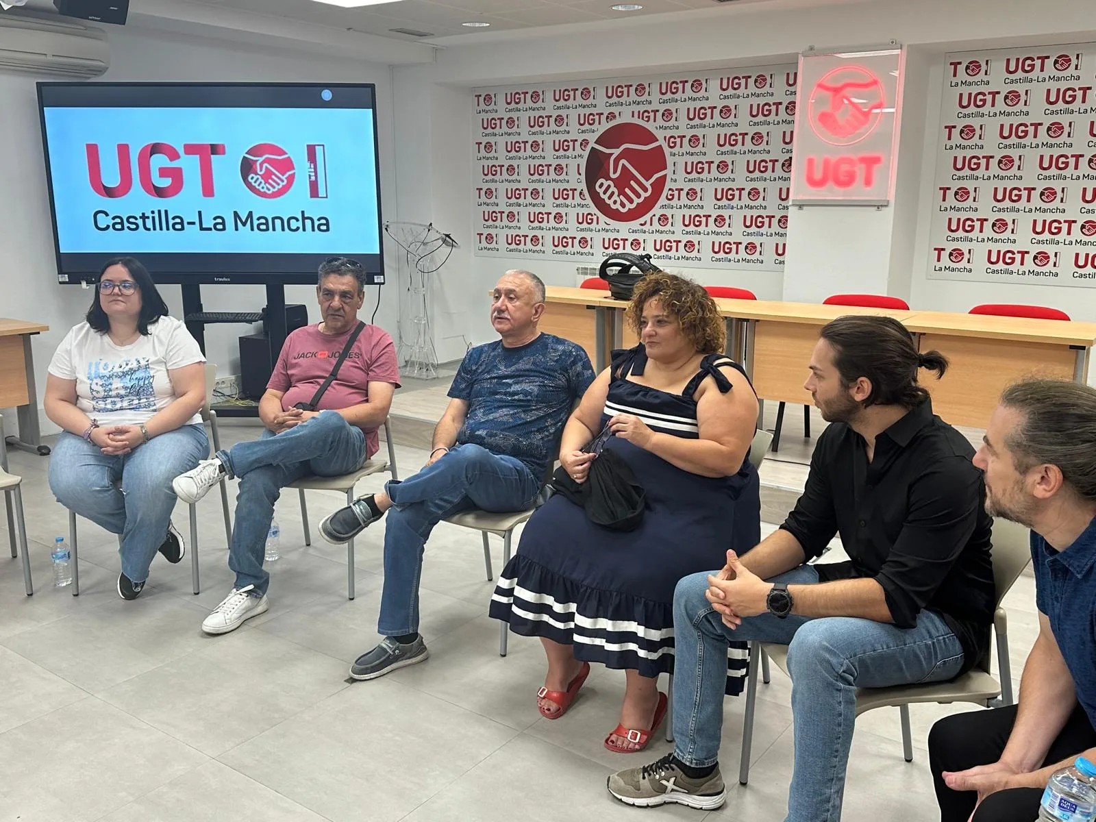 Pepe Álvarez y Antonio Oviedo se reúnen con los delegados y delegadas de Puy Du Fou