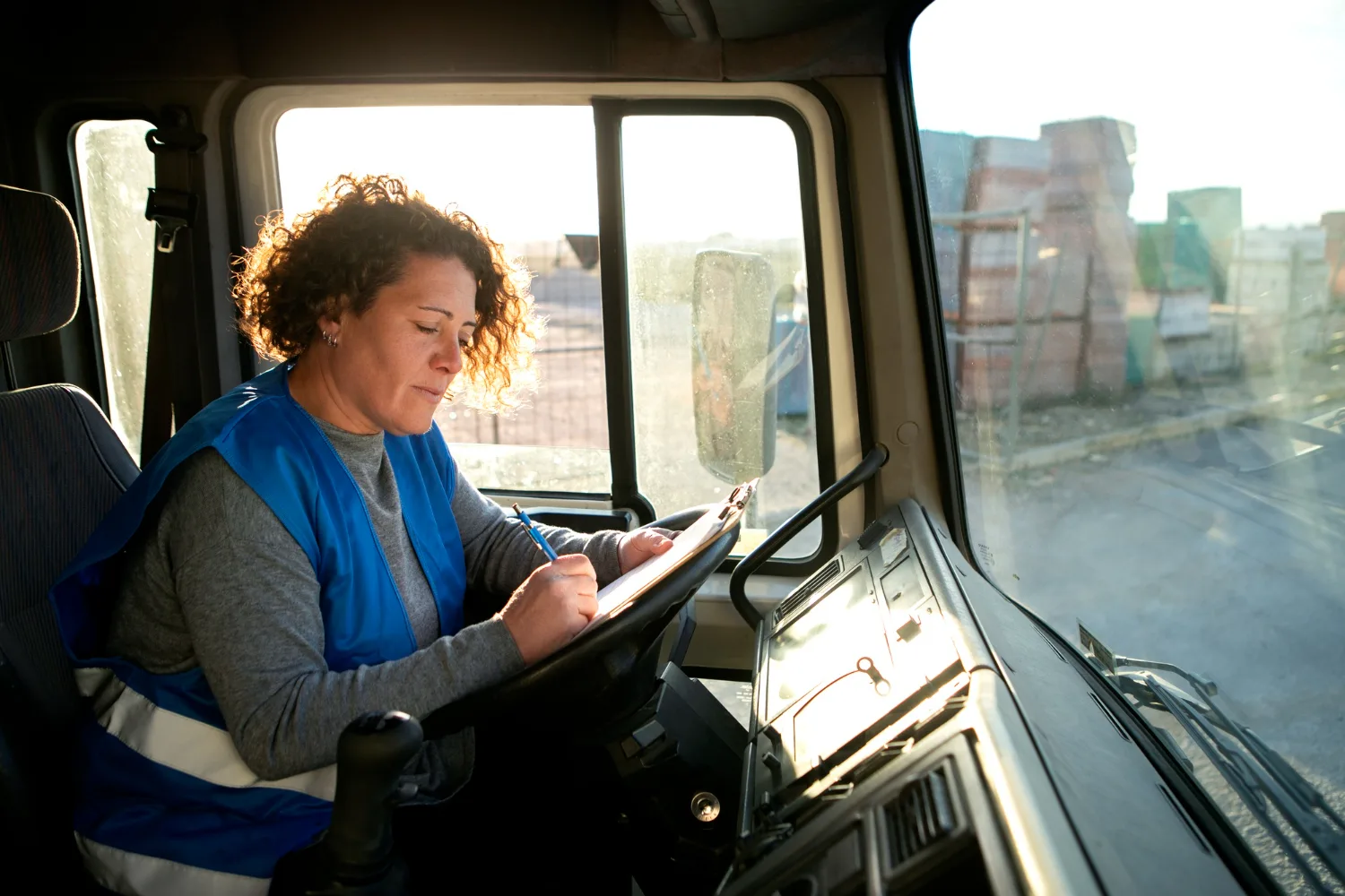 Mujer trabajando en transporte