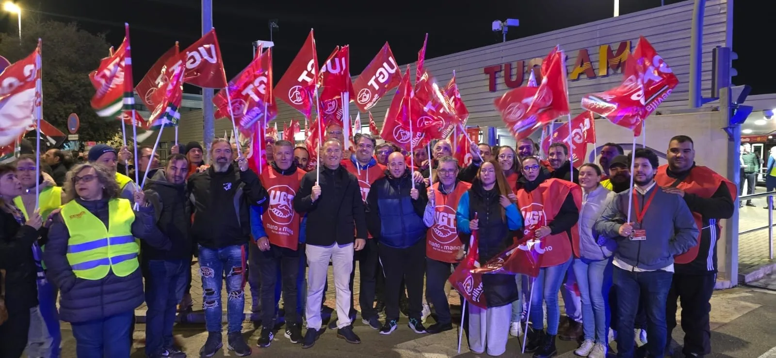 Respaldo absoluto de la primera jornada de huelga en el transporte por autobús y grúas en Andalucía