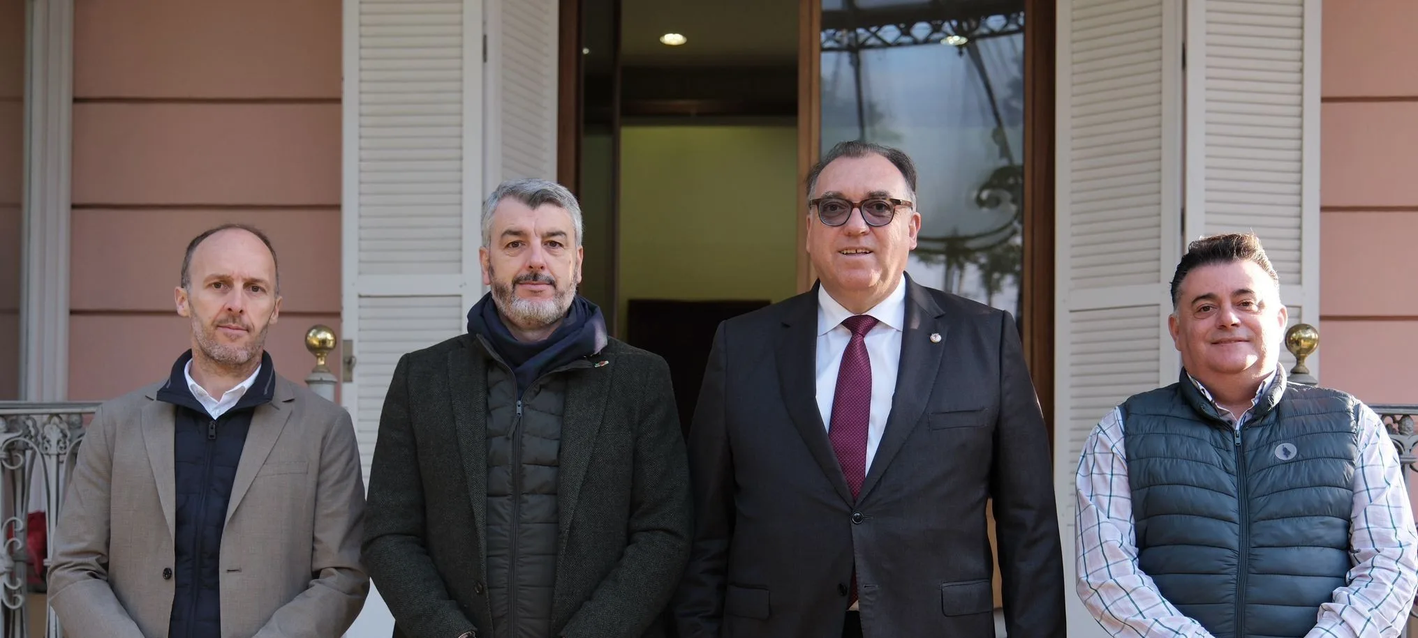 El secretario general de FeSMC UGT Andalucía,Eduardo Carrillo y  Oskar Martín,  se ha reunido este martes con el consejero de Turismo y Andalucía Exterior, Arturo Bernal