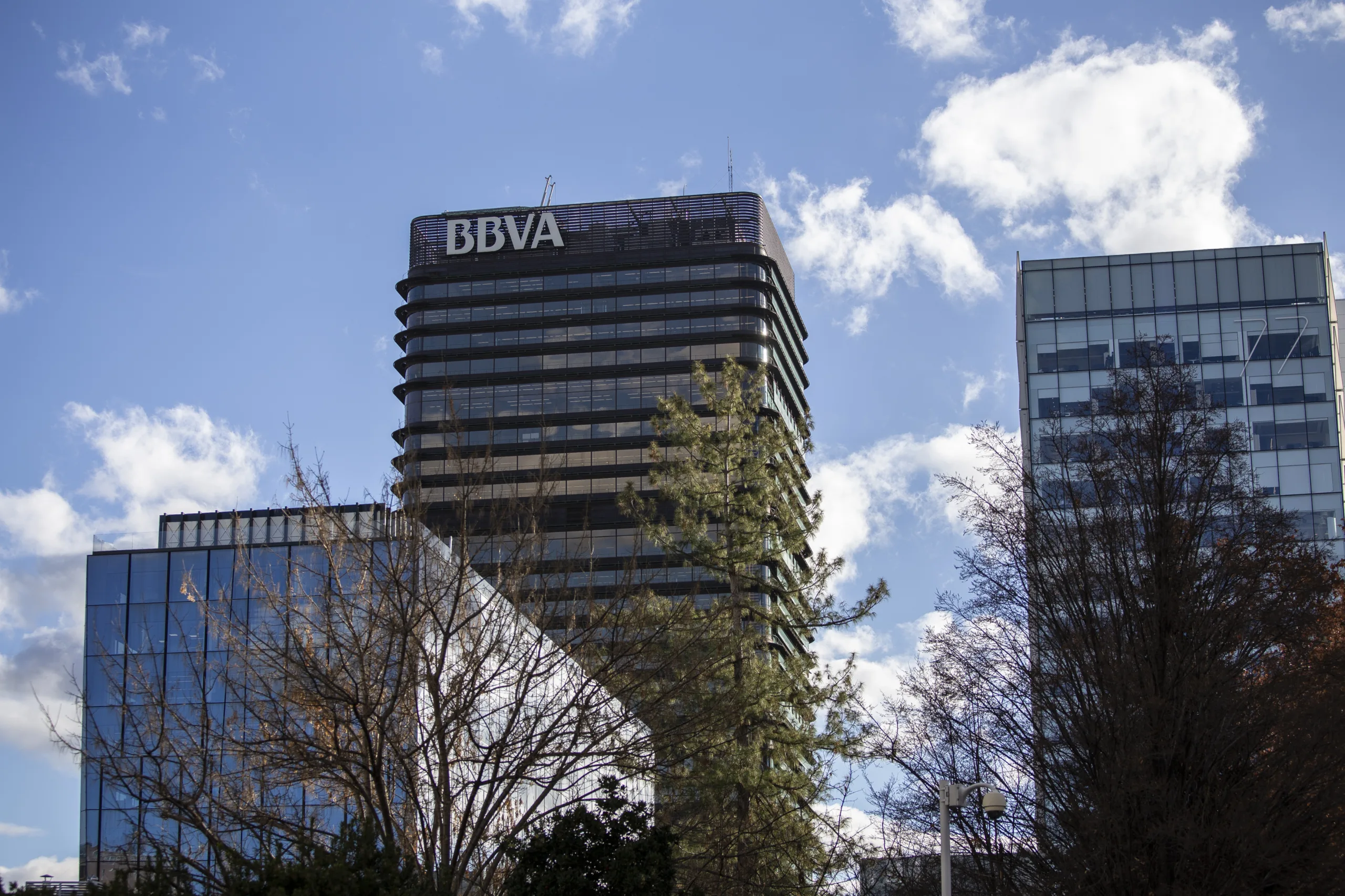 UGT valora las condiciones impuestas por el Gobierno a la OPA del BBVA sobre el Banco Sabadell