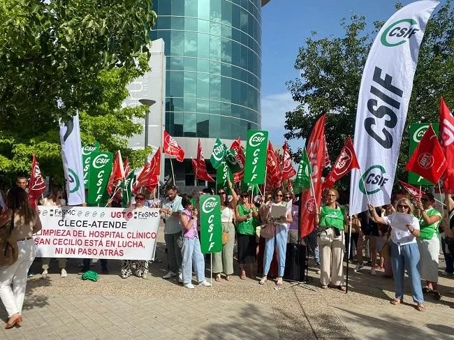 La plantilla de la limpieza del Hospital Clínico San Cecilio protesta por la sobrecarga laboral e inestabilidad a las que Clece-Atende les somete