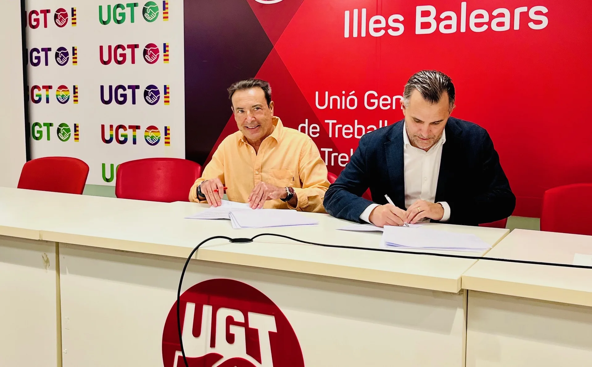 UGT firma un convenio de hostelería histórico, con una subida salarial del 13,5 por ciento en tres años